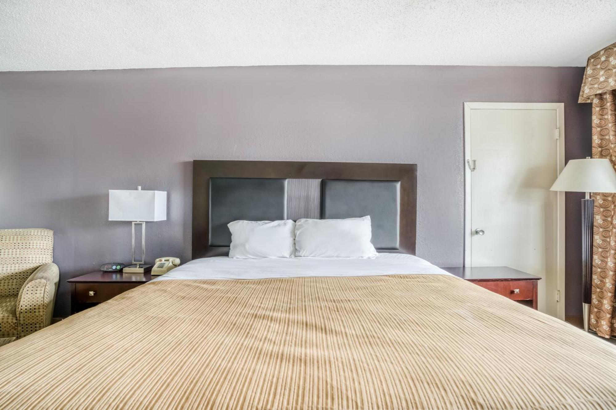 Oyo La- Hwy 165 Hotel