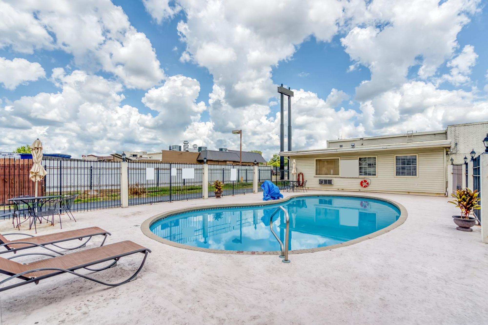 Oyo La- Hwy 165 Hotel Alexandria