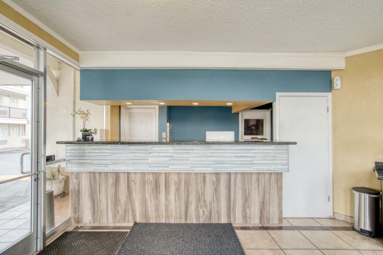 Oyo La- Hwy 165 Hotel